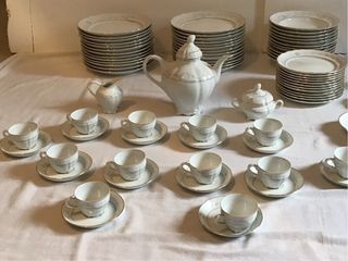 Vajilla porcelana blanca decorada azul y oro.