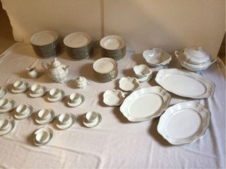 Vajilla porcelana blanca decorada azul y oro.