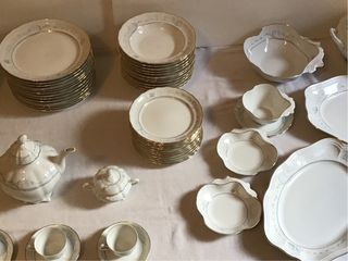 Vajilla porcelana blanca decorada azul y oro.