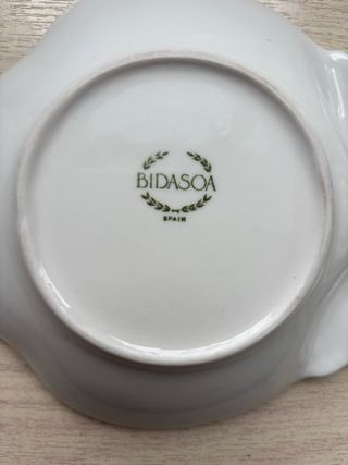 Vajilla porcelana blanca decorada azul y oro.