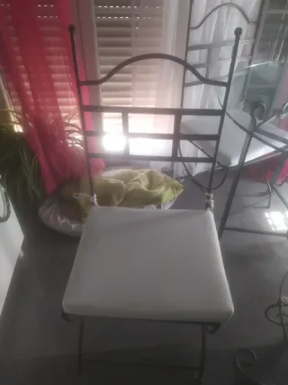 Mesa cristal y forja con 4 sillas