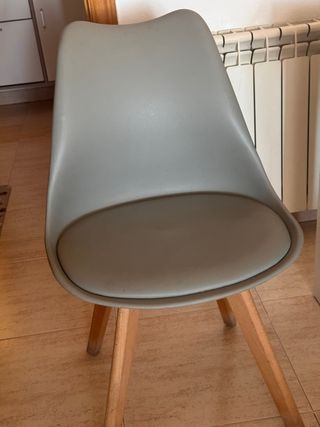 Juego 4 Sillas Plástico y Madera