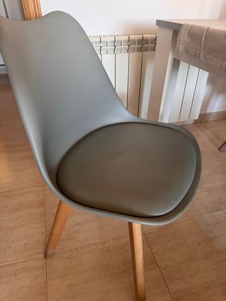 Juego 4 Sillas Plástico y Madera