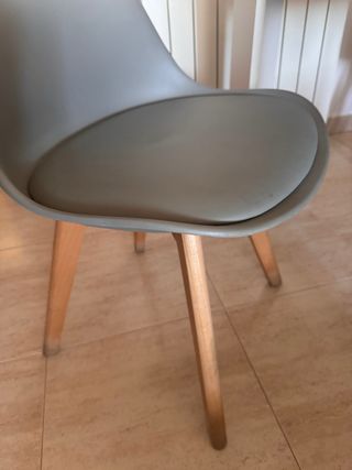Juego 4 Sillas Plástico y Madera