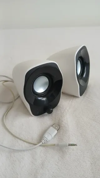 Altavoces Logitech Blancos y Negros