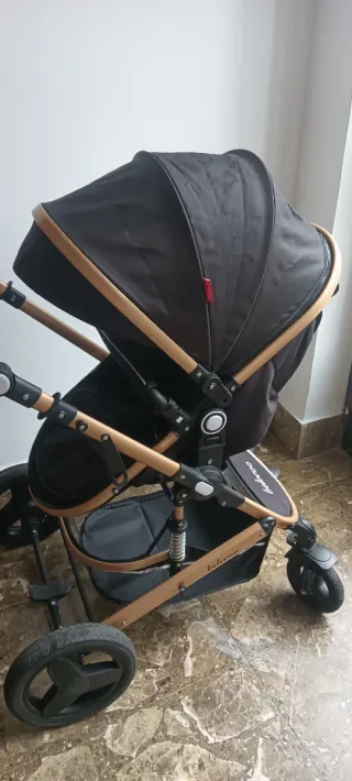 Carro de bebé negro y dorado