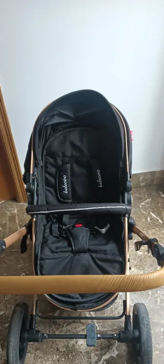Carro de bebé negro y dorado