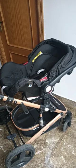 Carro de bebé negro y dorado