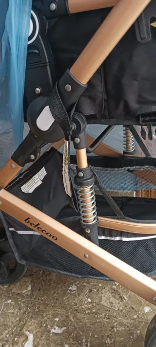 Carro de bebé negro y dorado