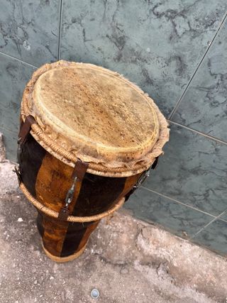 Tambor africano artesanal