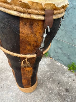 Tambor africano artesanal