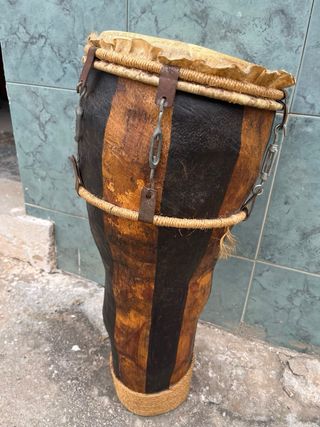 Tambor africano artesanal