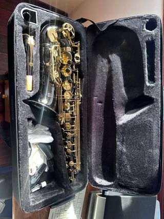 Saxofón Alto Negro y Dorado.