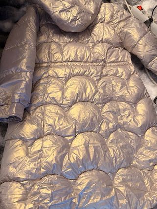 Abrigo dorado acolchado largo