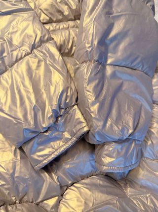 Abrigo dorado acolchado largo