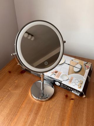 Espejo de maquillaje con aumento