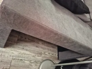 Sofá Chaiselongue Gris y taburetes