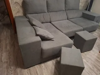 Sofá Chaiselongue Gris y taburetes