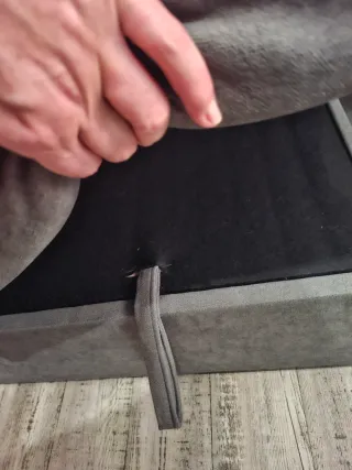 Sofá Chaiselongue Gris y taburetes