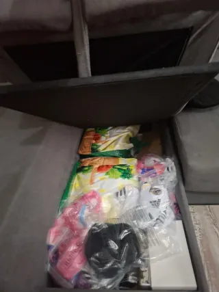 Sofá Chaiselongue Gris y taburetes