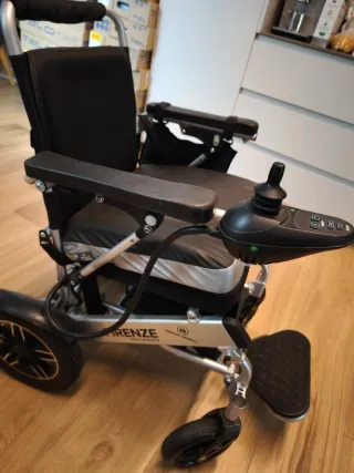 Silla de ruedas eléctrica plegable