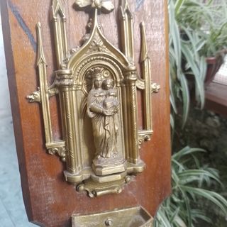 Antica scultura con acquasantiera