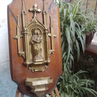 Antica scultura con acquasantiera