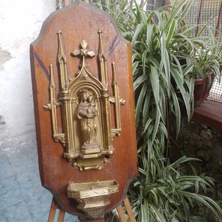 Antica scultura con acquasantiera