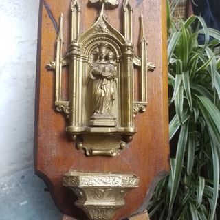 Antica scultura con acquasantiera