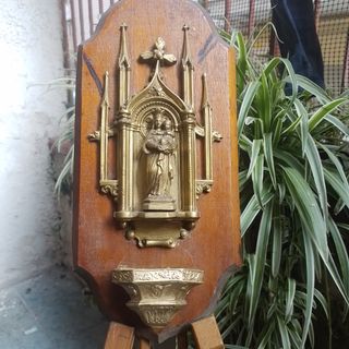 Antica scultura con acquasantiera