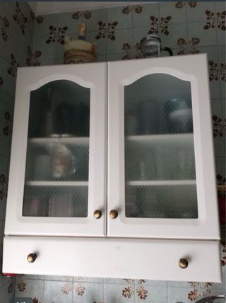 Mueble cocina/baño blanco con puertas de cristal