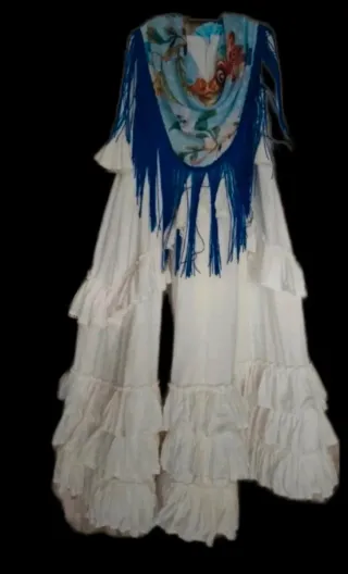 Traje de flamenca blanco  talla 6 años.