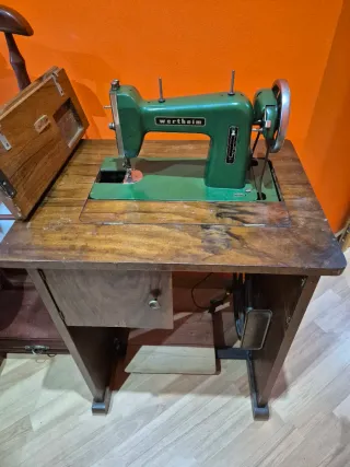 Máquina de coser Wertheim antigua