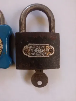 4 candados antiguos con llaves