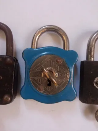 4 candados antiguos con llaves