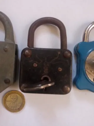 4 candados antiguos con llaves