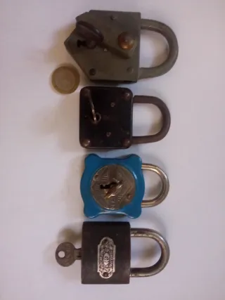 4 candados antiguos con llaves