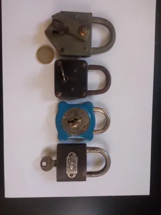 4 candados antiguos con llaves