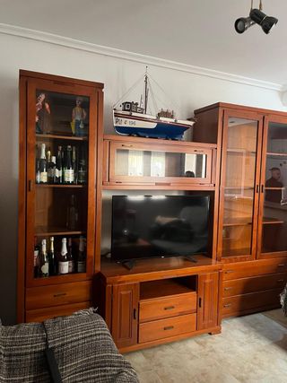 Mueble salón madera y cristal
