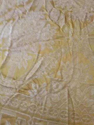 Colcha antigua dorada con bordados
