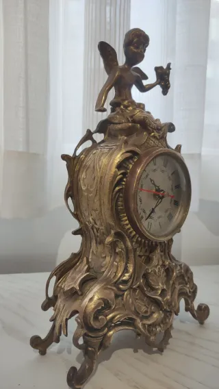 Elegante reloj y candelabros de bronce