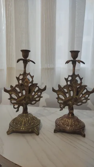 Elegante reloj y candelabros de bronce