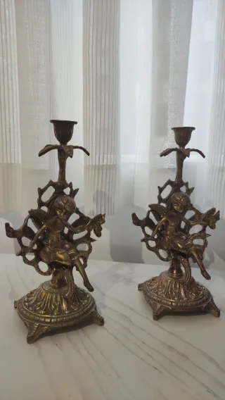 Elegante reloj y candelabros de bronce
