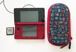 Nintendo 3DS Rossa + Gioco Pokémon + Custodia