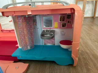 Autocaravana Barbie con Piscina y Tobogán