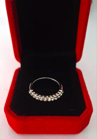 Anillo fino brillante con caja regalo