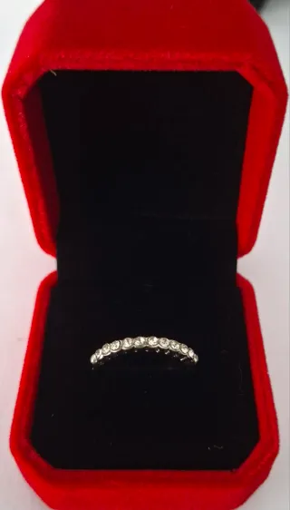 Anillo fino brillante con caja regalo