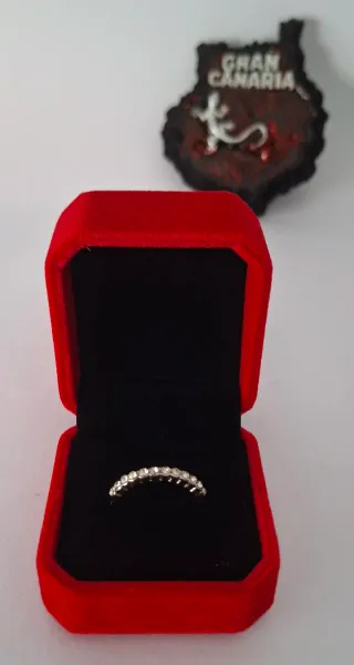 Anillo fino brillante con caja regalo
