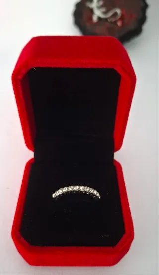 Anillo fino brillante con caja regalo