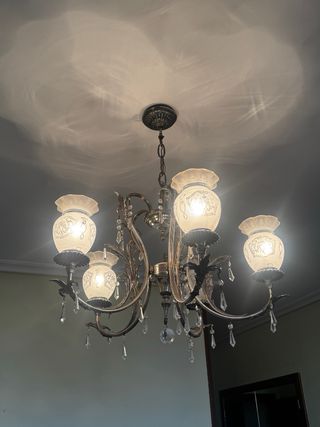 Lámpara de techo antigua plateada.